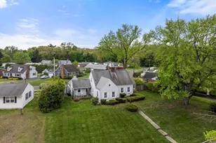 39 Pleasant St, Holyoke, MA 01040 - Photo 3