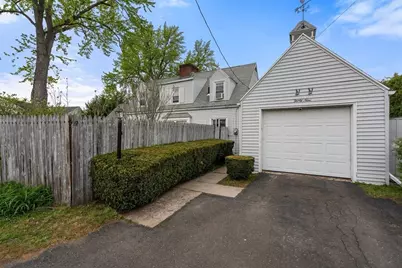 39 Pleasant St, Holyoke, MA 01040 - Photo 29