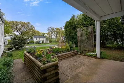 39 Pleasant St, Holyoke, MA 01040 - Photo 23