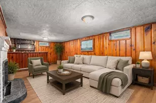 39 Pleasant St, Holyoke, MA 01040 - Photo 21
