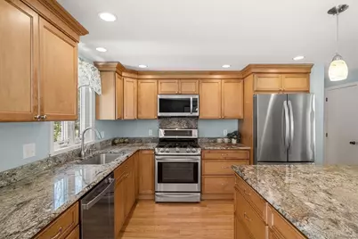 35 Freeport Dr, Burlington, MA 01803 - Photo 7