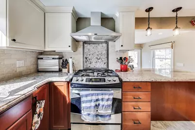 22 Irving St, Reading, MA 01867 - Photo 9