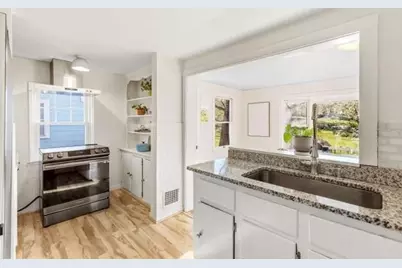 567 Poplar St, Boston, MA 02131 - Photo 13