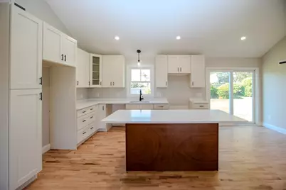 205 Eastview Ave, Somerset, MA 02726 - Photo 7