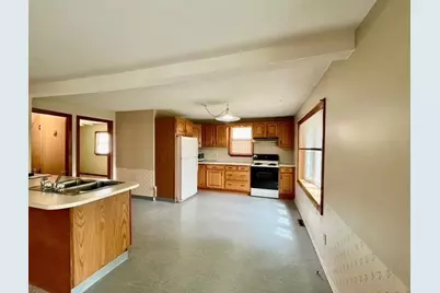 13 Florence St, Chicopee, MA 01013 - Photo 9