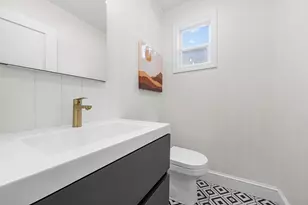 52 Park St, Boston, MA 02132 - Photo 17