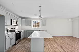 393-5 Ct St, Plymouth, MA 02360 - Photo 3