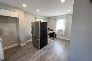 2 Cottage Pl, Haverhill, MA 01835 - Photo 5