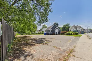 5 Barber St, Springfield, MA 01109 - Photo 9