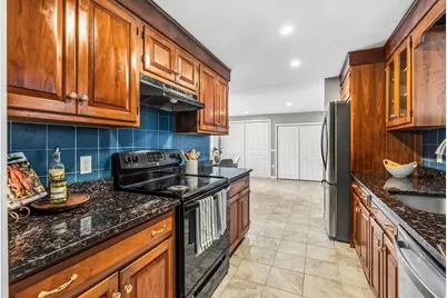 21 Guild St, Lowell, MA 01852 - Photo 9