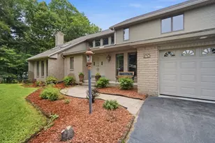 27 Lady Slipper Cir, Westfield, MA 01085 - Photo 3