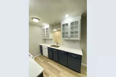 915 Bradley Road, Springfield, MA 01109 - Photo 5