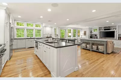105 Thornberry Rd, Winchester, MA 01890 - Photo 5