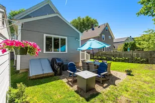 8 Lincoln St, Manchester by the Sea, MA 01944 - Photo 3