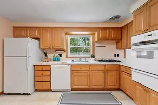12 Abbott Ln, Chelmsford, MA 01824 - Photo 9