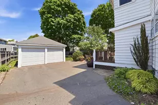 19 Humphrey St, Marblehead, MA 01945 - Photo 27