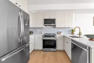 34 Oak St, Boston, MA 02136 - Photo 5