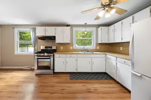 37 Parkerview St, Springfield, MA 01129 - Photo 5