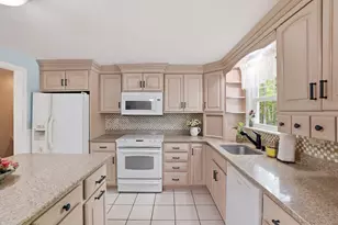 17 Briggs Ave, Bourne, MA 02532 - Photo 9