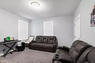 33 Warren St, Peabody, MA 01960 - Photo 7