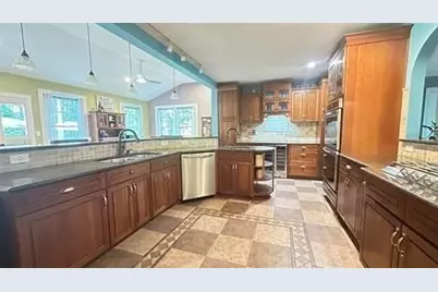 172 Arah St, Manchester, NH 03104 - Photo 9