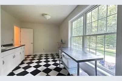 172 Arah St, Manchester, NH 03104 - Photo 33
