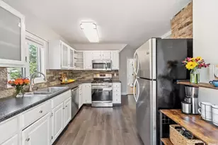 95 Haseltine St, Haverhill, MA 01835 - Photo 5