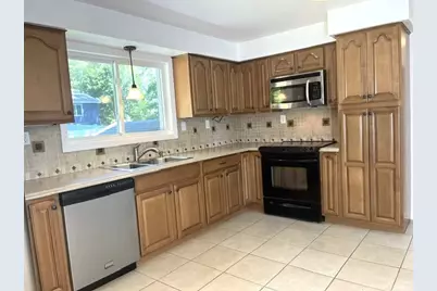 110 Longmeadow Dr, Lowell, MA 01852 - Photo 7