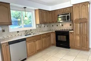 110 Longmeadow Dr, Lowell, MA 01852 - Photo 7