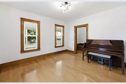 70 Sycamore St, Holyoke, MA 01040 - Photo 9