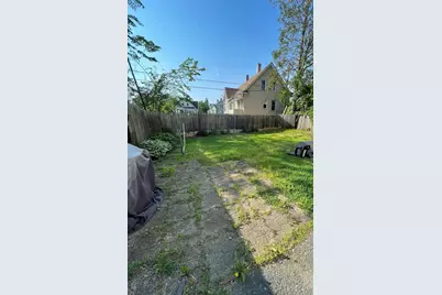 52 Acushnet St, Springfield, MA 01105 - Photo 13