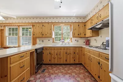 104 Jackson Dr, Raynham, MA 02767 - Photo 5