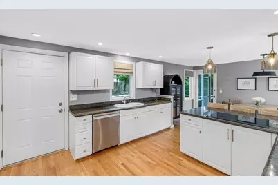 8 Middlebury Ln, Beverly, MA 01915 - Photo 11