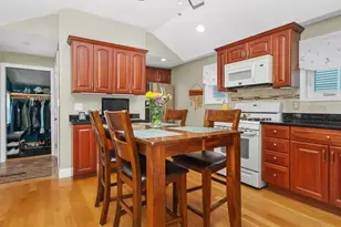 29 Ash St, Waltham, MA 02453 - Photo 5
