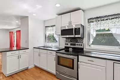 881 Roosevelt Ave, Springfield, MA 01109 - Photo 9