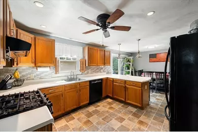 22 Canterbury St, Billerica, MA 01821 - Photo 9