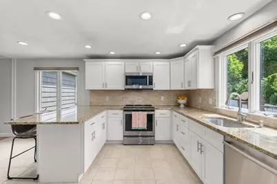 6 Hampton Court, Lynnfield, MA 01940 - Photo 7