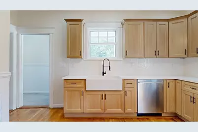 911 Pleasant St, Worcester, MA 01602 - Photo 3