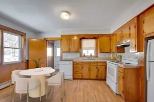 27 Mt Vernon St, Reading, MA 01867 - Photo 7