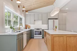 60 Neillian St, Bedford, MA 01730 - Photo 3