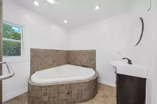 11 N Warren St, Woburn, MA 01801 - Photo 15