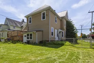 382 Pleasant St, Holyoke, MA 01040 - Photo 33