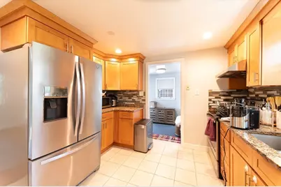37 Maple Ave, Woburn, MA 01801 - Photo 3