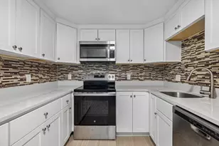 33 Lodgen Ct, Malden, MA 02148 - Photo 1
