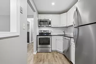 13 Hallmark Garden, Burlington, MA 01803 - Photo 3