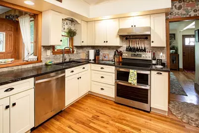126 Grove Ave, Somerset, MA 02726 - Photo 9