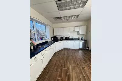 8 Bourbon St, Peabody, MA 01960 - Photo 15