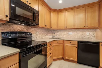 212 Ridgefield Cir #212B, Clinton, MA 01510 - Photo 3