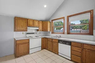 16 Berger St, Chicopee, MA 01020 - Photo 5