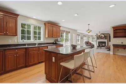 21 Manchester Pl, Natick, MA 01760 - Photo 9